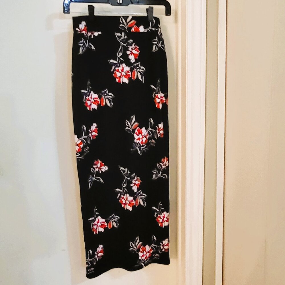 Le Chateau Sleeveless Blouse and Maxi Skirt - Picture 7 of 9
